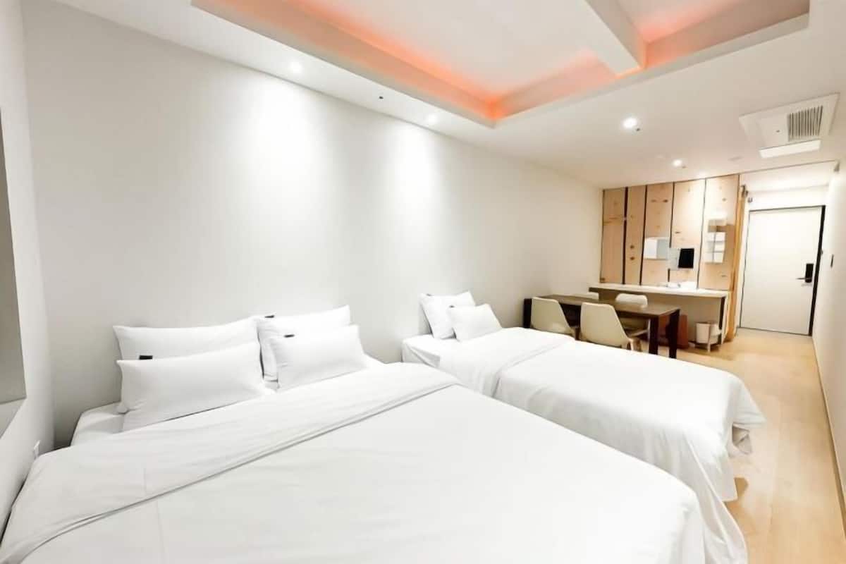 Decoración personalizada, muebles diferentes, wifi y ropa de cama