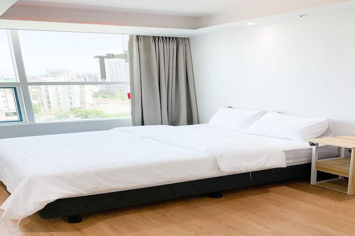 Standard Large | Individually decorated, individually furnished, WiFi, bed sheets