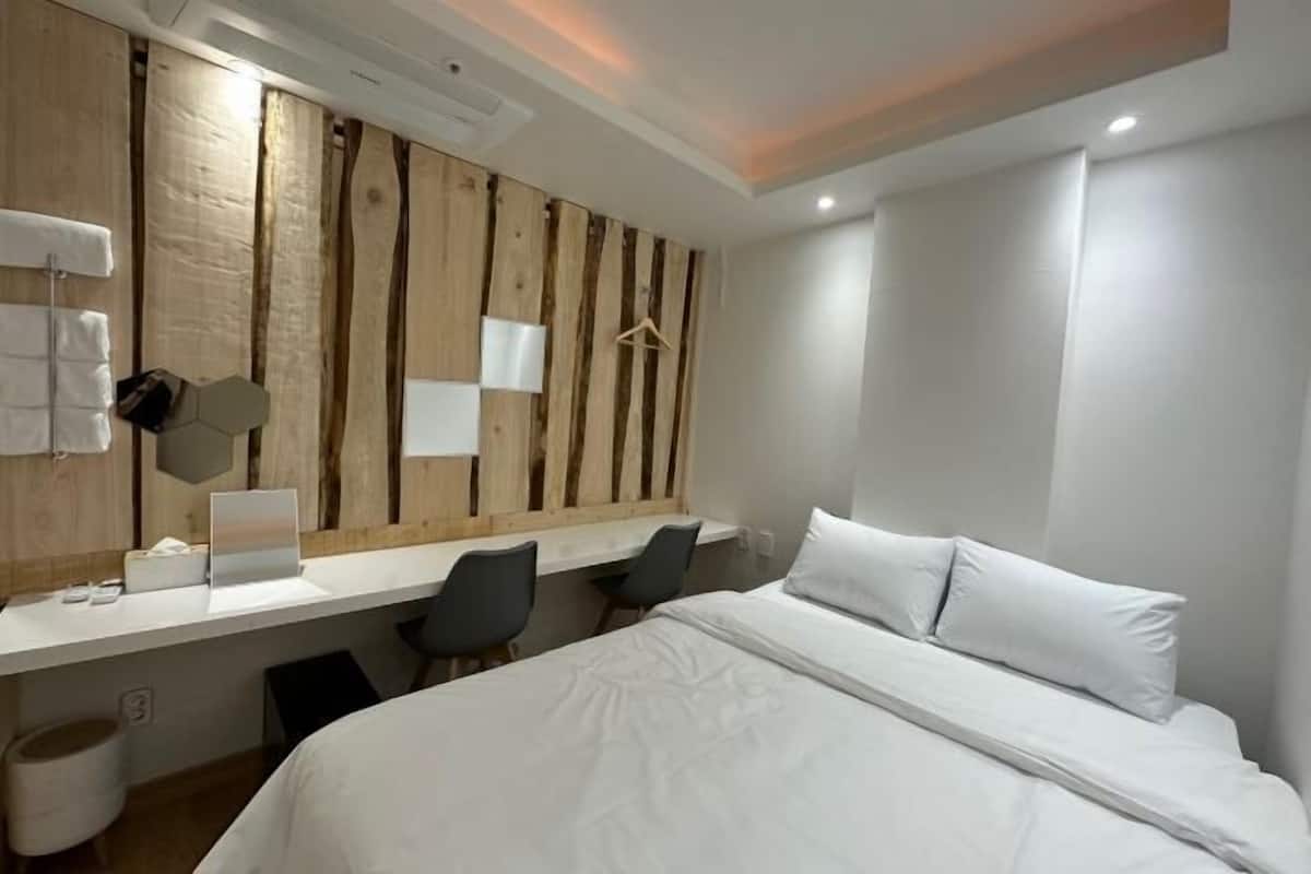 Decoración personalizada, muebles diferentes, wifi y ropa de cama