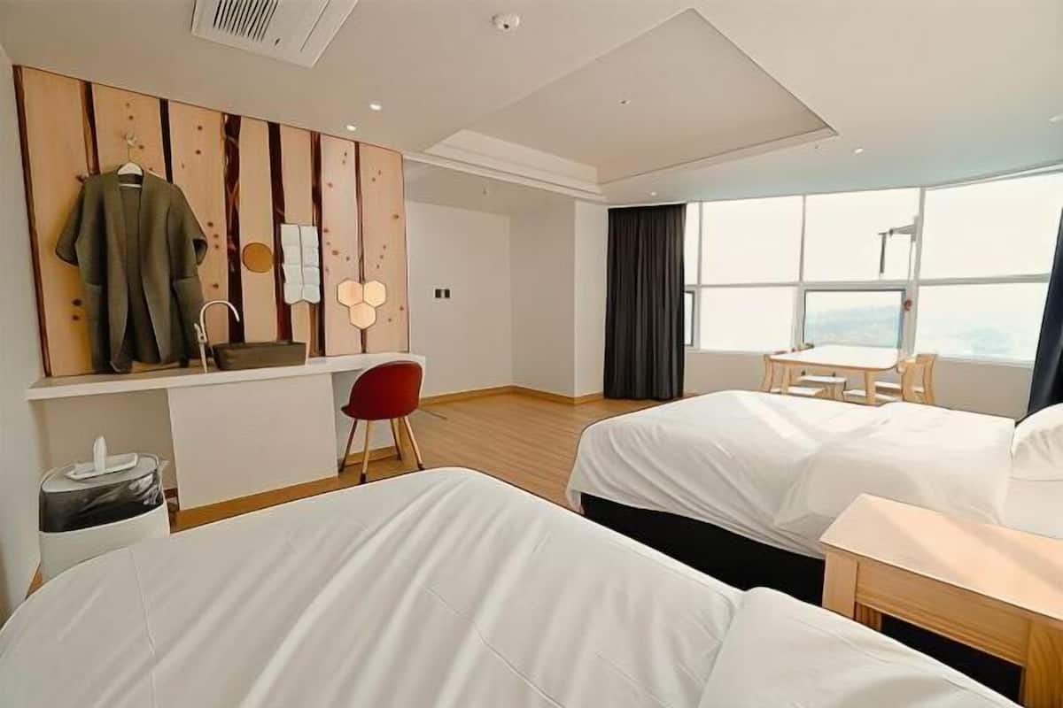 Decoración personalizada, muebles diferentes, wifi y ropa de cama