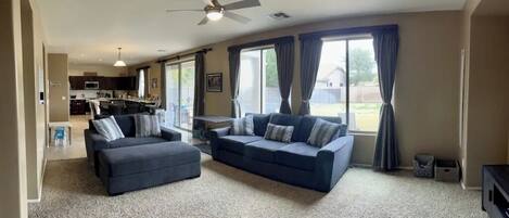 Smart-TV, DVD-Player, Tischtennisplatte, Bücher