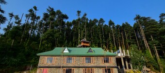 Cheog Chamber 2 BHK - w/ Wi-Fi, food, Internet, parking, Garden, View