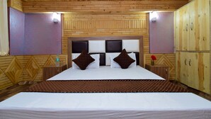 Una habitación con paneles de madera, una cama, dos mesitas de noche y un armario.