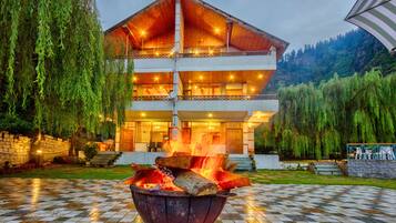 Boendets fasad - kväll/natt