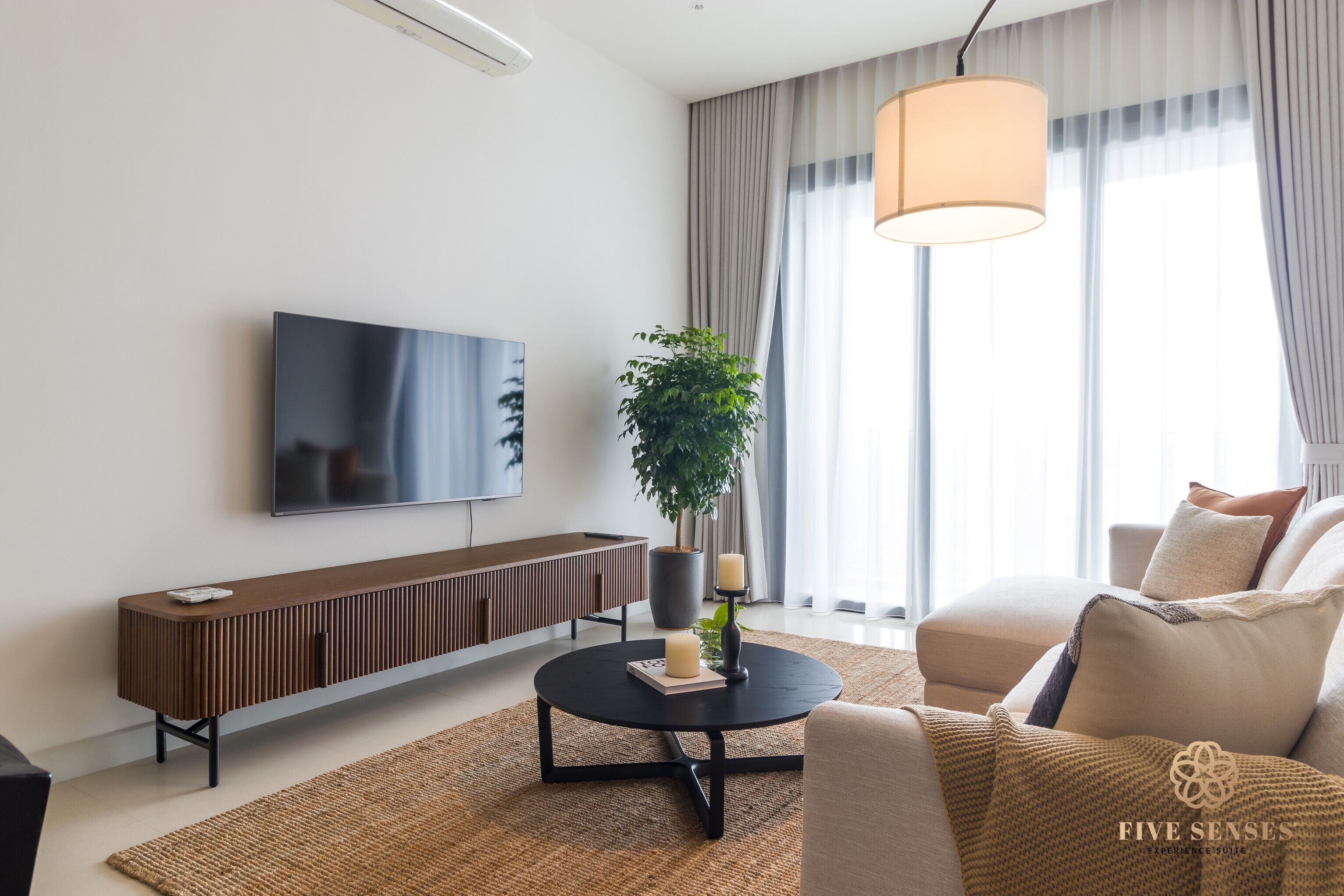 Presidential Suites | 起居区 | 40-英寸智能电视（配备有线频道  ）、电视、Netflix
