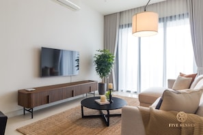 Presidential Suites | Zona de estar | Smart TV de 40 pulgadas con canales por cable, una televisión