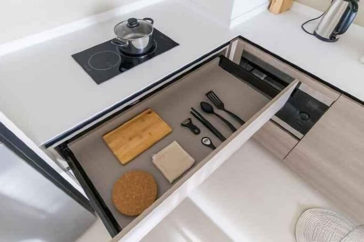 Private kitchen | Full-sized fridge, microwave, oven, stovetop