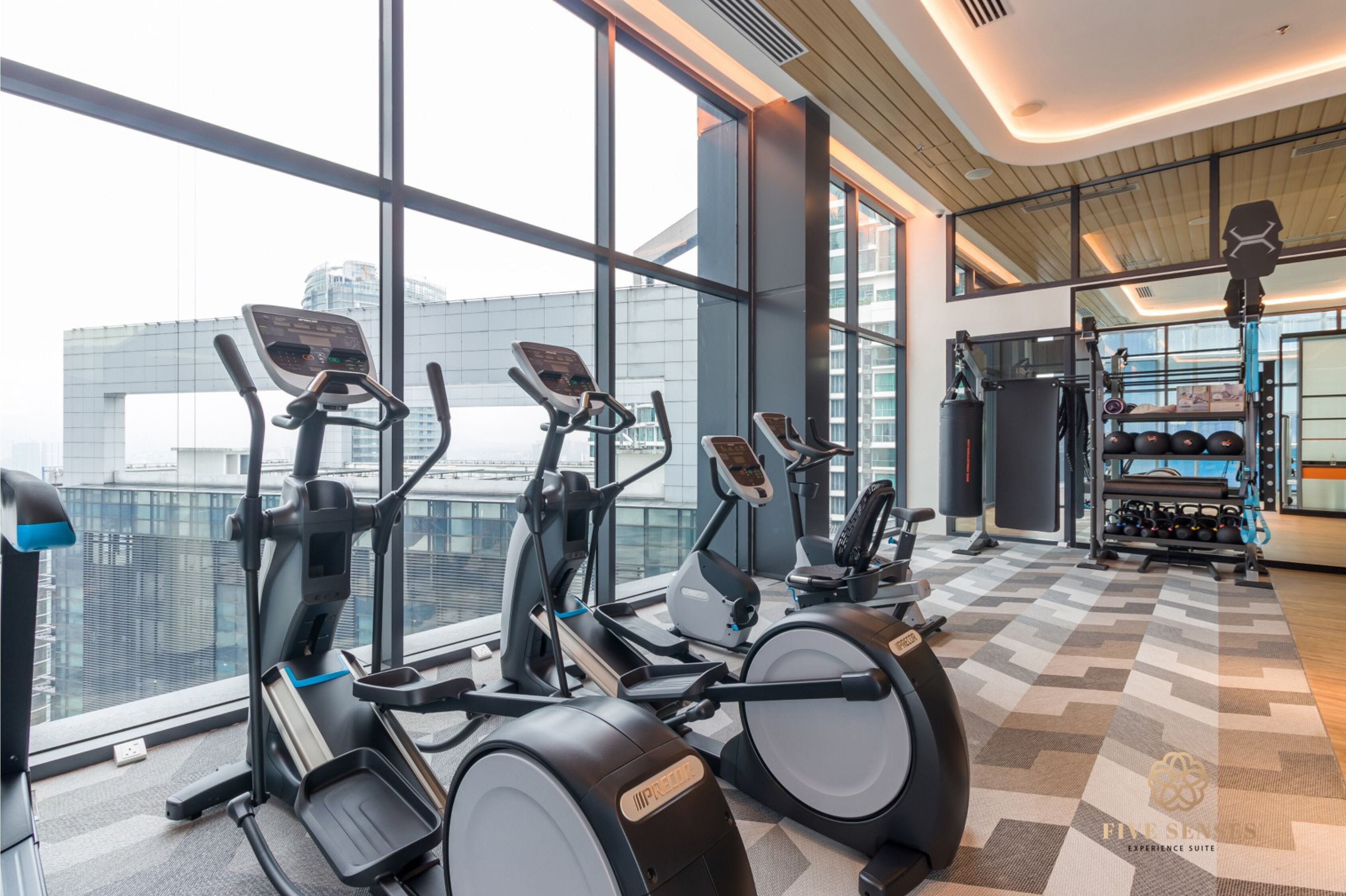 Ein modernes Fitnessstudio mit Ergometer, einem Sandsack und Gewichte.