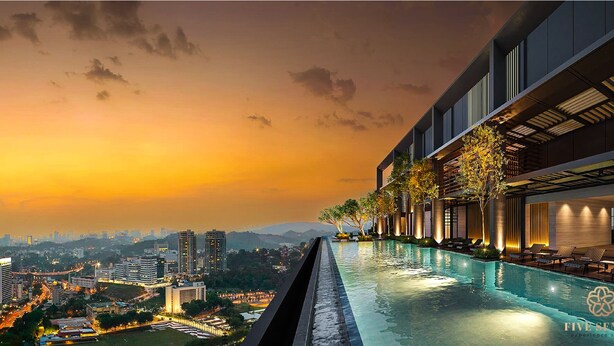 Ein modernes Hotel mit einem Dachpool im Infinity-Stil mit Blick auf eine Stadtlandschaft bei Sonnenuntergang.