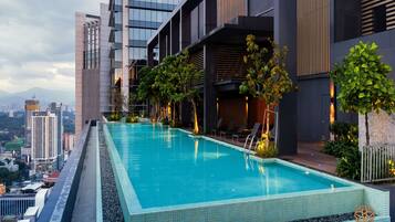 สระว่ายน้ำกลางแจ้ง