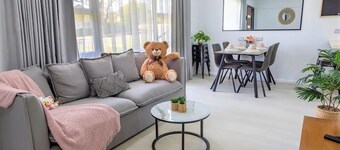 5 mins walk to station, Entire Sydney House 悉尼整栋度假屋, 五分钟步行到火车站