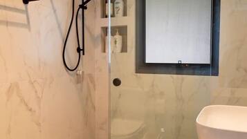 Douche, sĂšche-cheveux, serviettes fournies, savon
