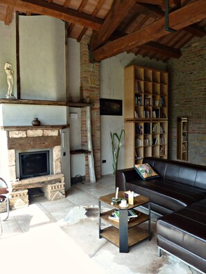 Fireplace, books, music library, stereo - Ancient Renovated Hay-Barn in the Foothills of the Sibillini Mountains (Amandola)