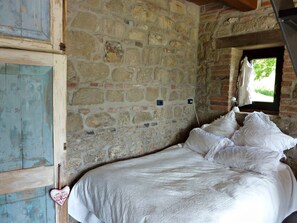 1 bedroom, free WiFi, bed sheets - Ancient Renovated Hay-Barn in the Foothills of the Sibillini Mountains (Amandola)