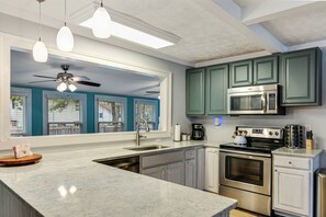 Kjøleskap, mikrobølgeovn, kokeplater og oppvaskmaskin