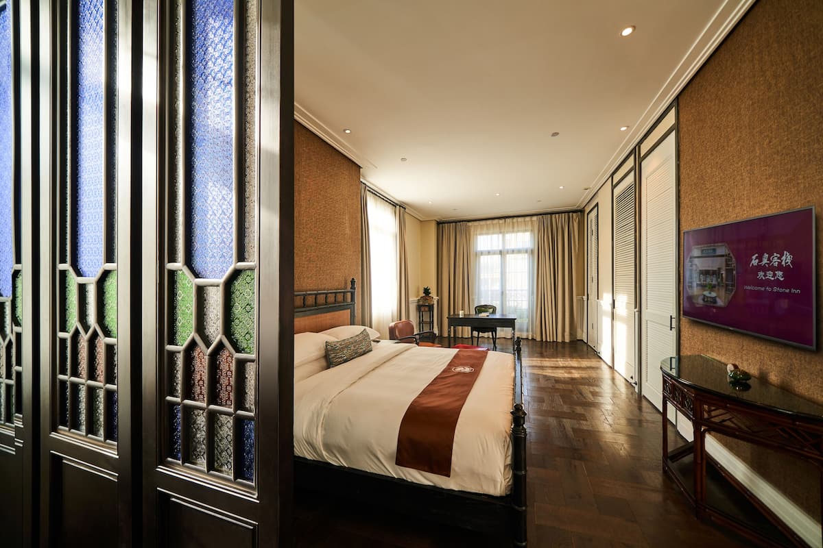 Garden View Suite King Bed | Minibar, in-room safe, individually decorated, individually furnished