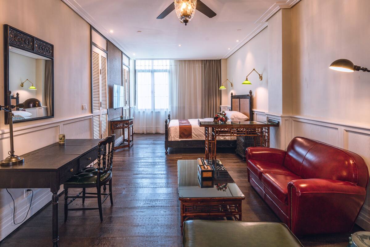 Deluxe Seaview King Room | Minibar, in-room safe, desk, laptop workspace