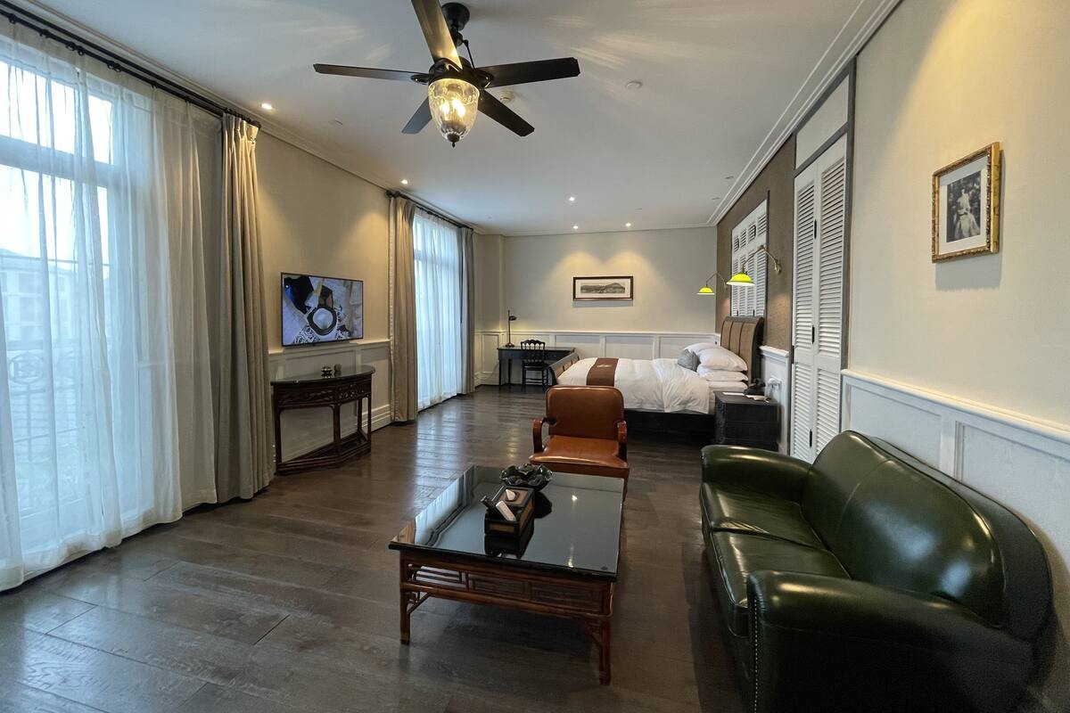 Deluxe Garden King Room | Minibar, in-room safe, desk, laptop workspace