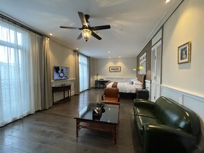 Deluxe-Doppelzimmer, 1 Queen-Bett | Minibar, Zimmersafe, individuell dekoriert, individuell eingerichtet