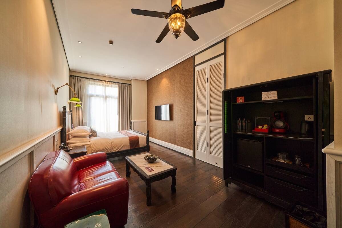 Standard Garden View Room | Minibar, in-room safe, desk, laptop workspace