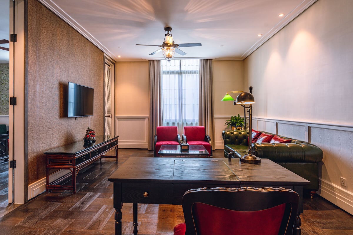 Seaview Suite King Bed | Minibar, in-room safe, individually decorated, individually furnished