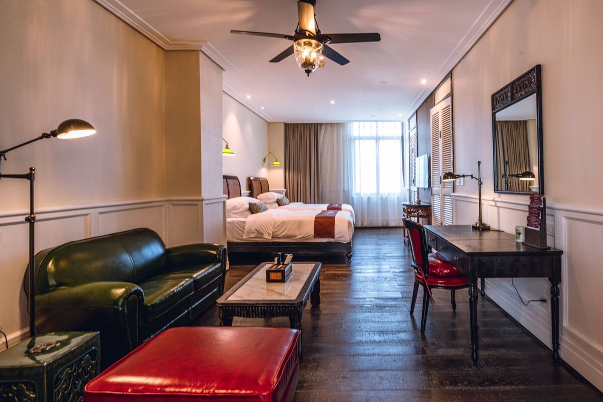 Deluxe Seaview Twin Room | Minibar, in-room safe, desk, laptop workspace