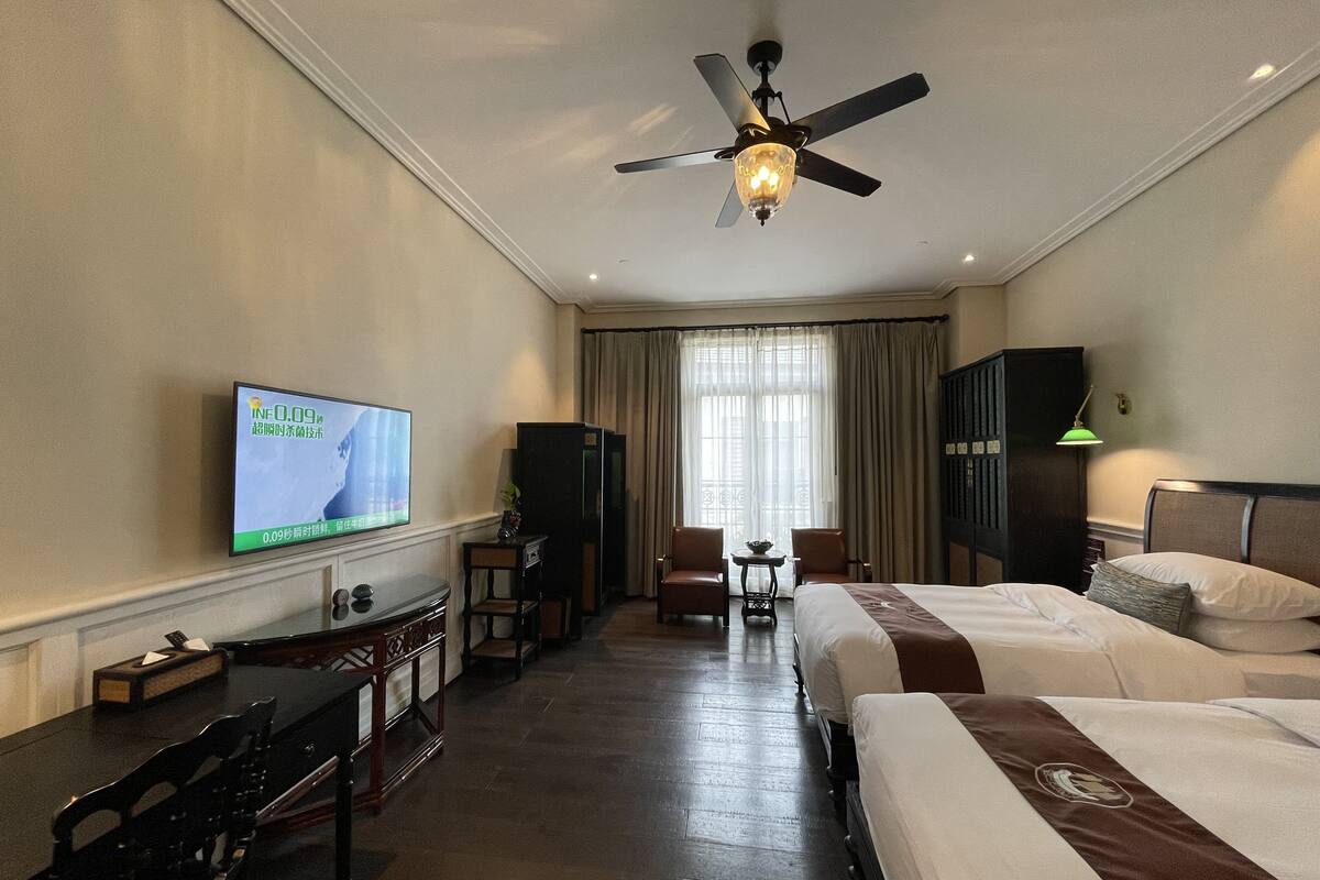 Deluxe Garden View Twin Room | Minibar, in-room safe, desk, laptop workspace