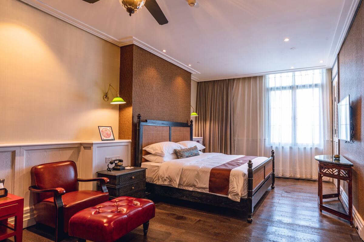 Standard Seaview Room | Minibar, in-room safe, desk, laptop workspace