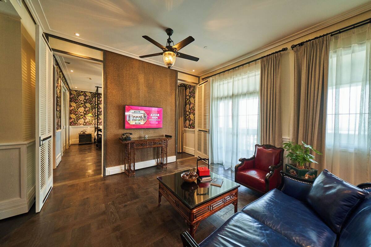 Deluxe Seaview Suite with King Bed | Minibar, in-room safe, desk, laptop workspace