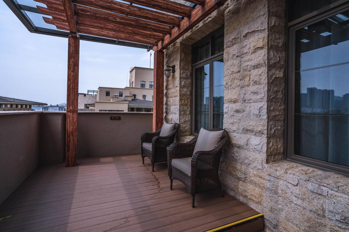 Deluxe Balcony Suite | Minibar, in-room safe, desk, laptop workspace