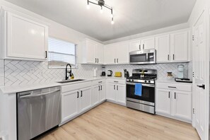 House | 3 bedrooms - Remote Work Friendly King Beds Fast Wifi 3BR (Pflugerville)