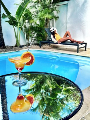 Una piscina al aire libre