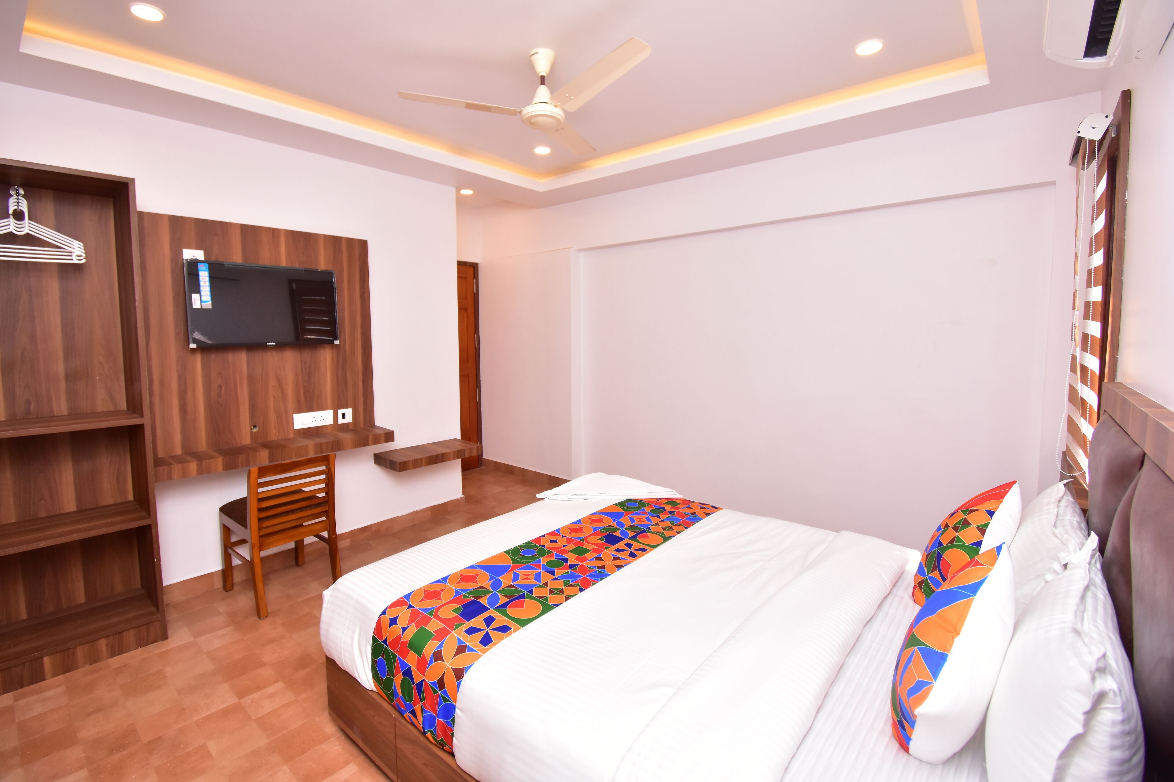 Une chambre bien rangée, avec un lit, un bureau et une chaise.
