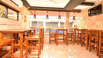 Desayuno buffet diario (INR 200 por persona)