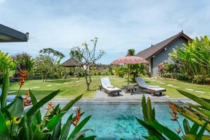 Outdoor pool - Carik Bali Guest House (Canggu)