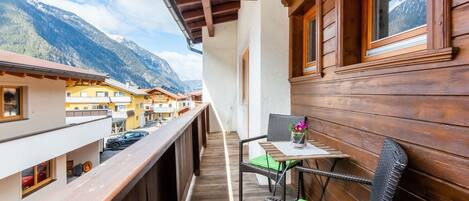 Apartment | Outdoor dining