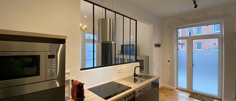 Køleskab, mikrobølgeovn, ovn, kogeplade