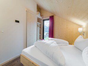 Nhà gỗ | 4 phòng ngủ, trang bị nội thất với thiết kế riêng biệt, bộ trải giường 