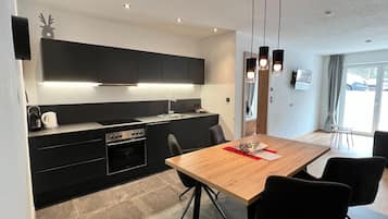 Apartment | Eigene Küche | Herdplatte, Geschirrspüler, Wasserkocher mit Kaffee-/Teezubehör