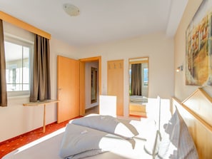 Apartment | 3 bedrooms, individually furnished, bed sheets