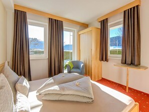 2 عدّة غرف نوم وطراز فريد لكل وحدة وملاءات أسرّة