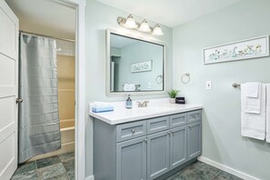 Combined shower/bathtub, hair dryer, towels