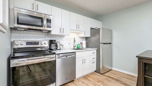 Coffee/tea maker, fridge, microwave, oven - The Nordic - Central Collingwood Condo (Collingwood)
