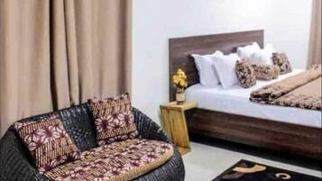 4 habitaciones, escritorio y tabla de planchar con plancha