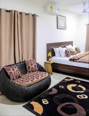 4 sovrum, skrivbord, strykjärn/strykbräda och resesäng