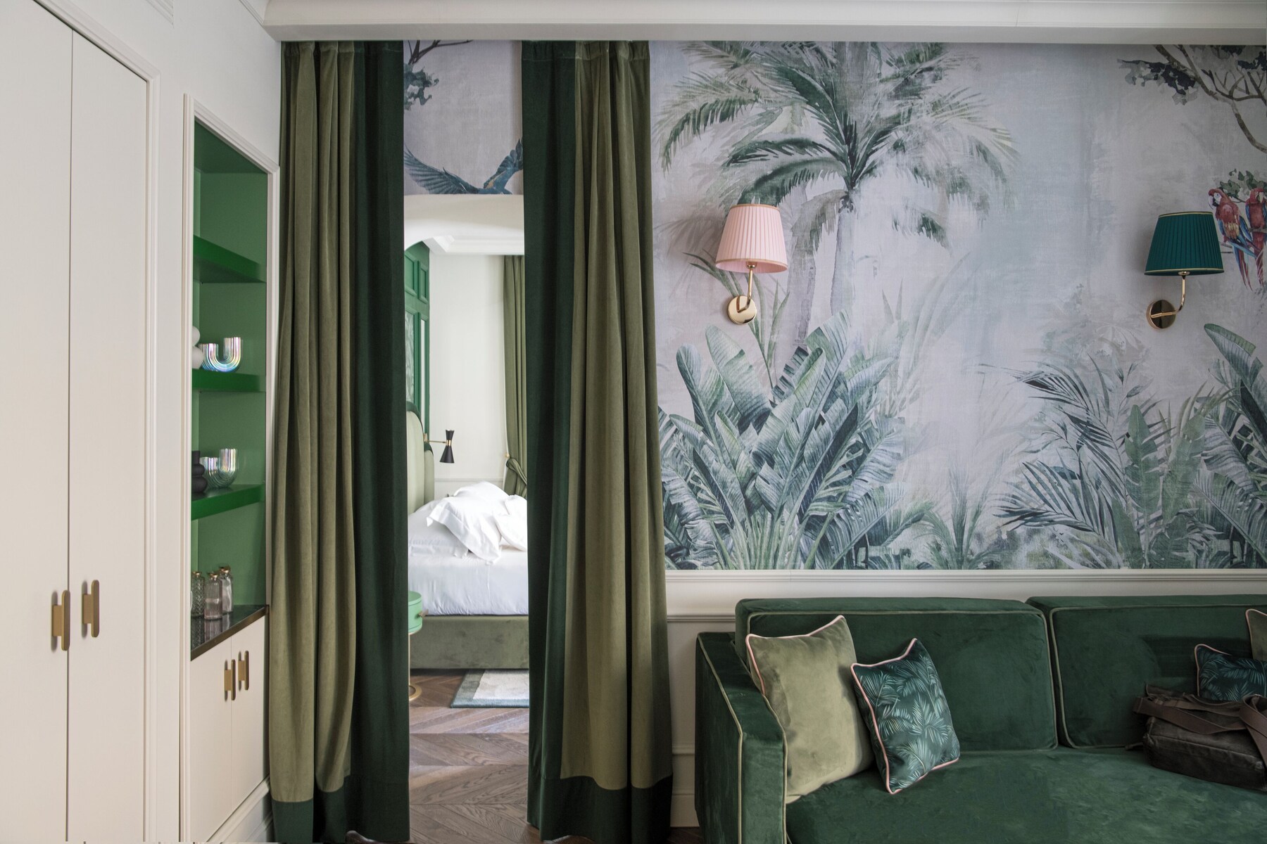 Junior Suite (35sqm) | Premium bedding, minibar, in-room safe, desk