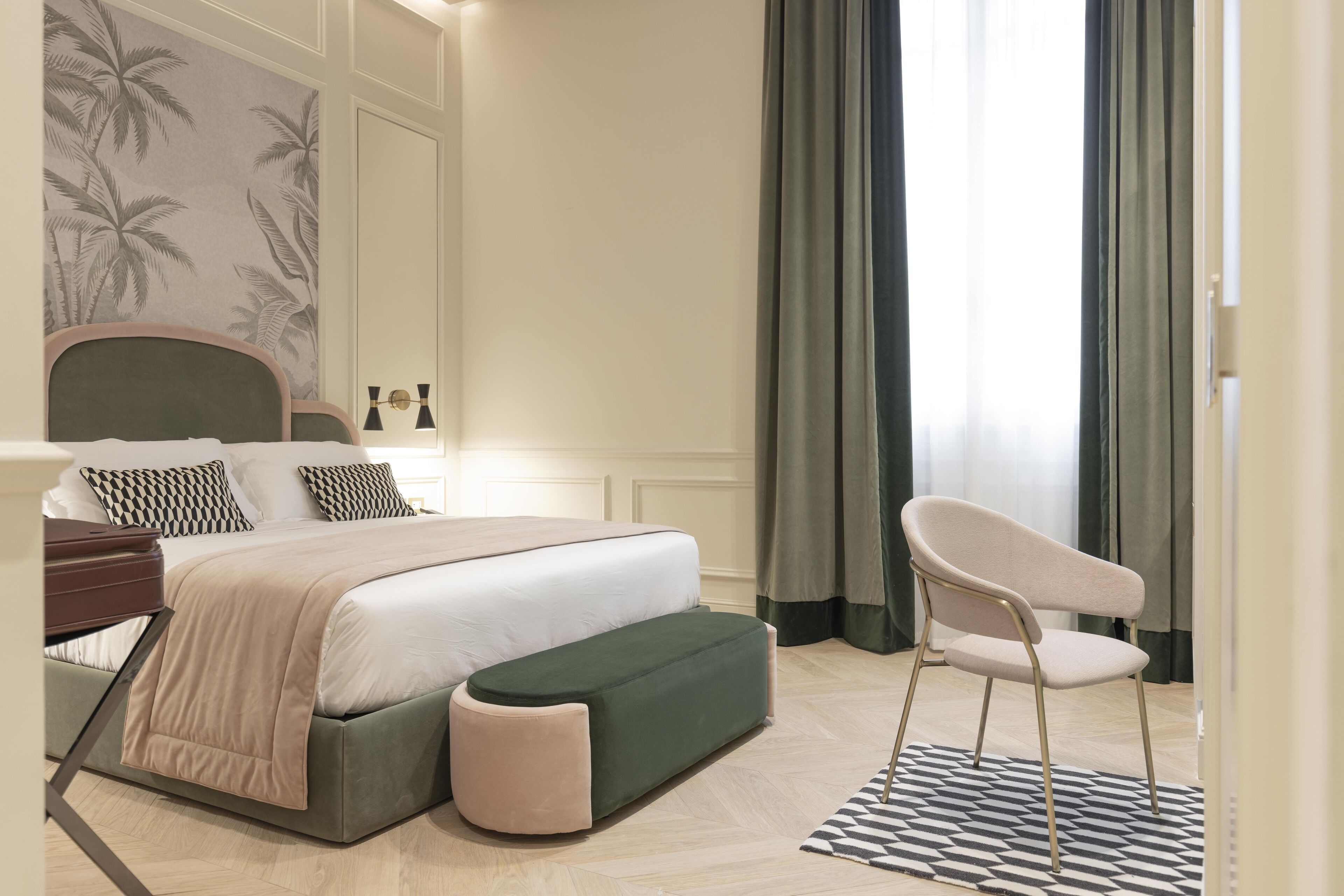 Prémium ágynemű, minibár, széf a szobában és íróasztal