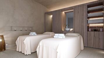 Ein modernes Hotelzimmer mit zwei Betten, einem großen Spiegel, einer integrierten Ablage mit Toilettenartikeln und einer Wandleuchte.