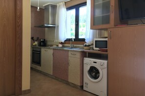 Refrigerador, microondas, horno y cafetera y tetera 