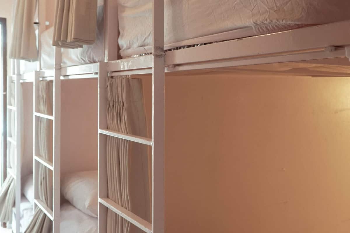Une chambre avec des lits superposés, où les serviettes sont soigneusement pliées sur chaque lit.